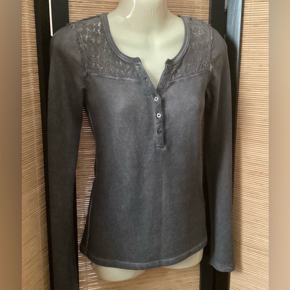 💗 FOX Women's Gray Henley Top Sz S Lace inset EUC long sleeve
